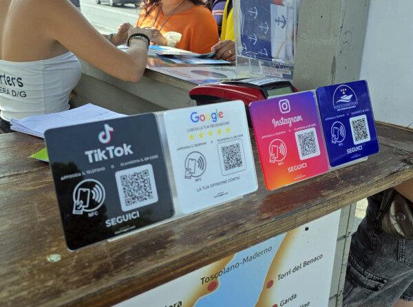 Placca 10x10cm per Facebook – QR Code & Contactless – iPhone & Android - immagine 2