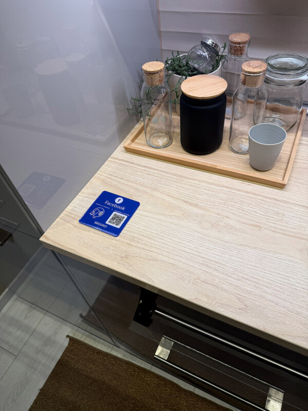 Placca 10x10cm per Facebook – QR Code & Contactless – iPhone & Android - immagine 5